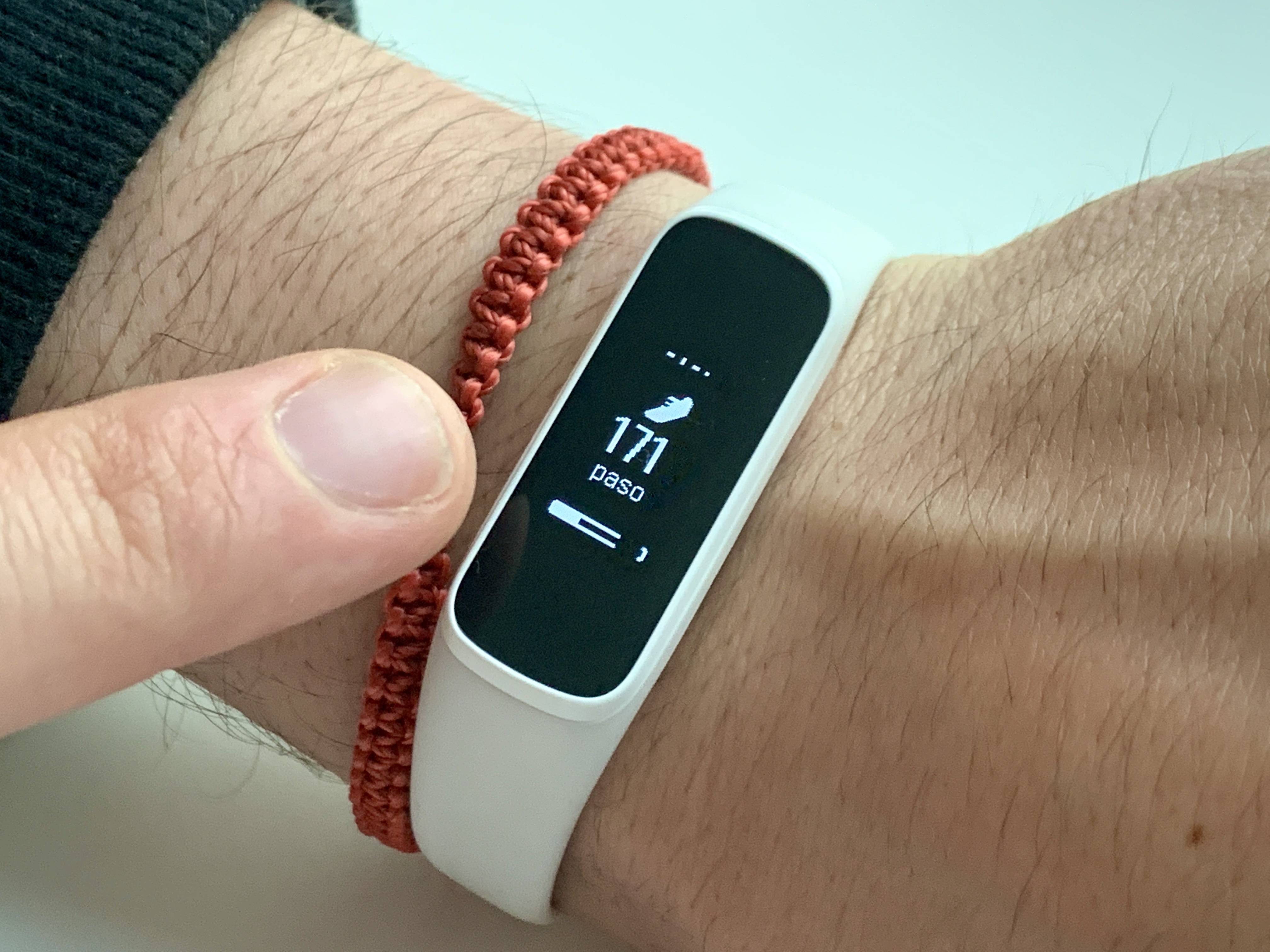 Una pulsera deportiva perfecta para los deportistas: Review del Samsung Galaxy Fit e [FW Labs]