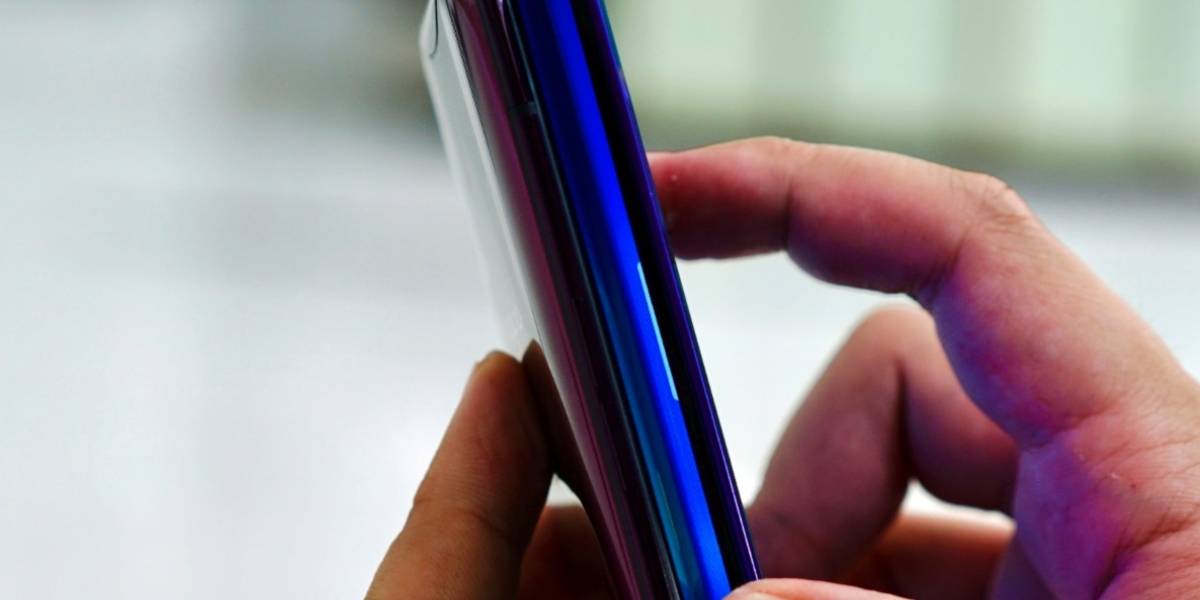 Marca china muestra un celular con tantas curvas que no deja espacio para los botones