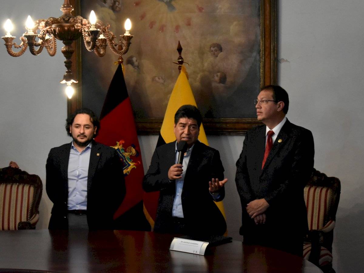 (Izq.) Andrés Michelena, (cen.) Jorge Yunda, (der.) Santiago Guarderas - Metro Ecuador, (cen.) Jorge Yunda, (der.) Santiago Guarderas - Metro Ecuador