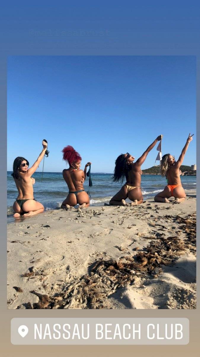 Bailarinas de Anitta fazem topless em Ibiza, na Espanha