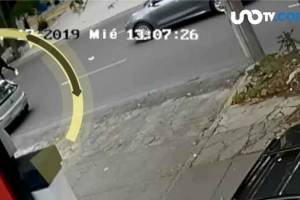 Los apoyan cómplices desde un auto compacto