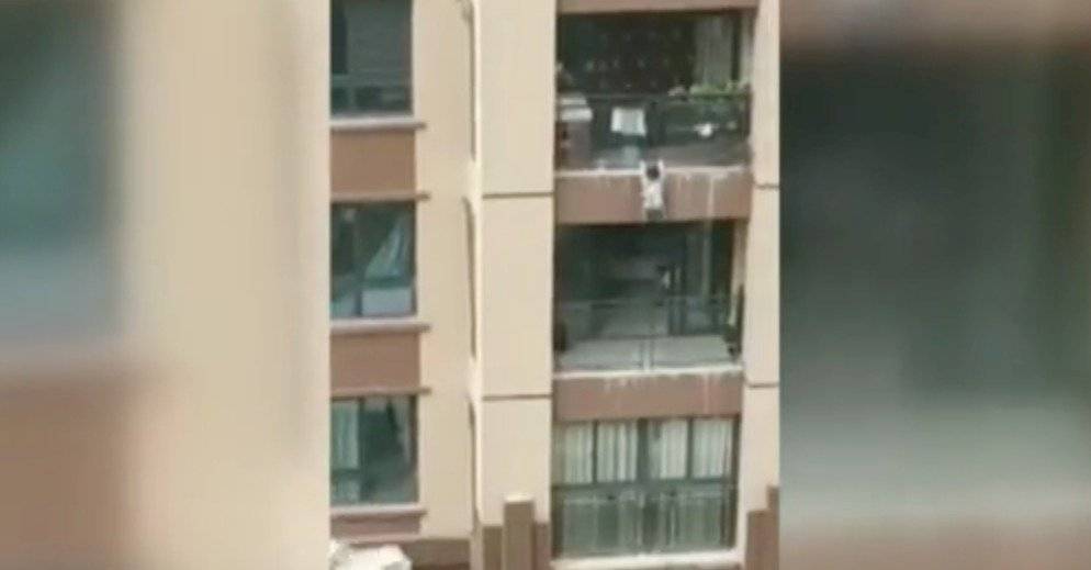 niño cae de edificio en China