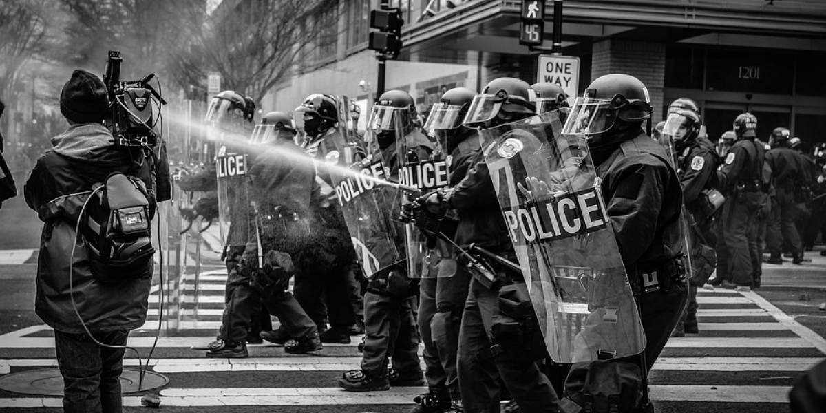 En medio del caos, protestantes de Hong Kong usaron lásers para cegar las cámaras de la policía