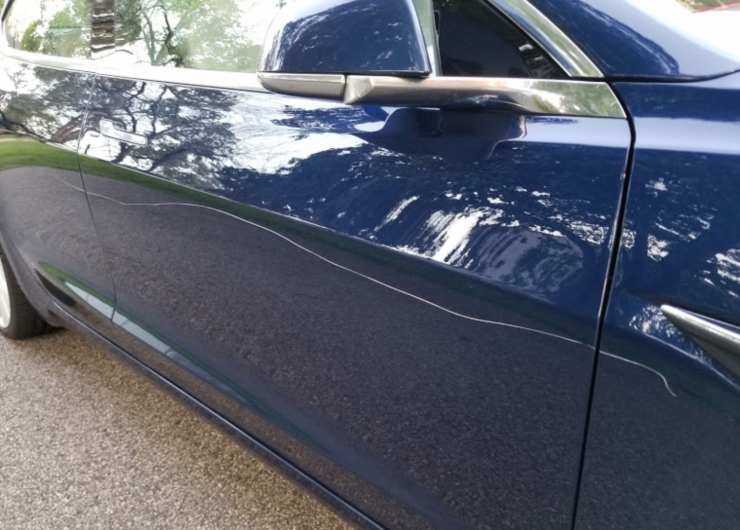 Daño en vehículo Las cámaras de un Tesla Model 3 en modo centinela captaron in fraganti a un hombre que estaba rayando el vehículo