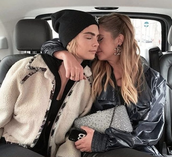 Cara Delevingne y Ashley Benson Cara Delevingne y Ashley Benson