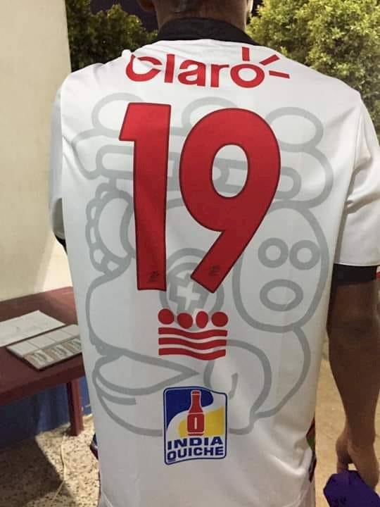 Quiché FC números mayas en su uniforme