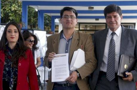 Paúl Jácome (c), de la Mesa por la Verdad, pidió copias de los correos de Martínez