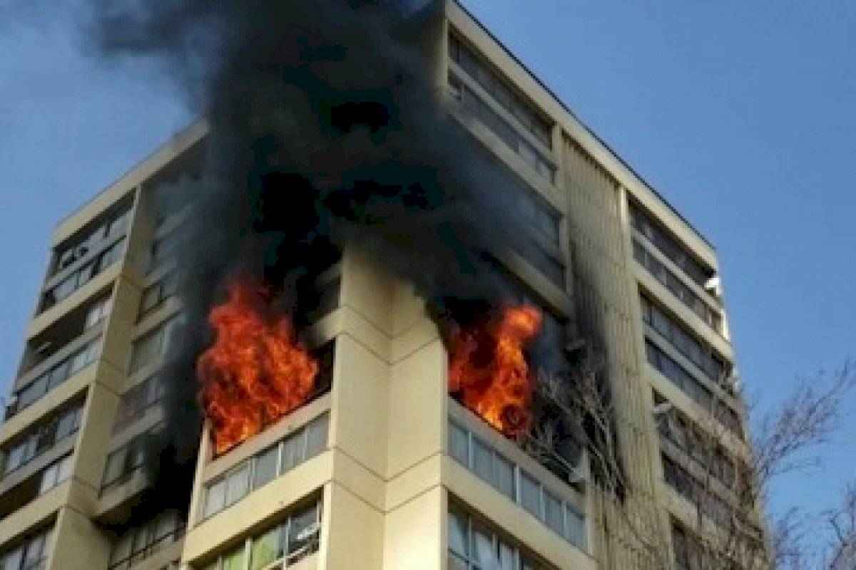 Voraz incendio afecta a tres departamentos de un edificio ...