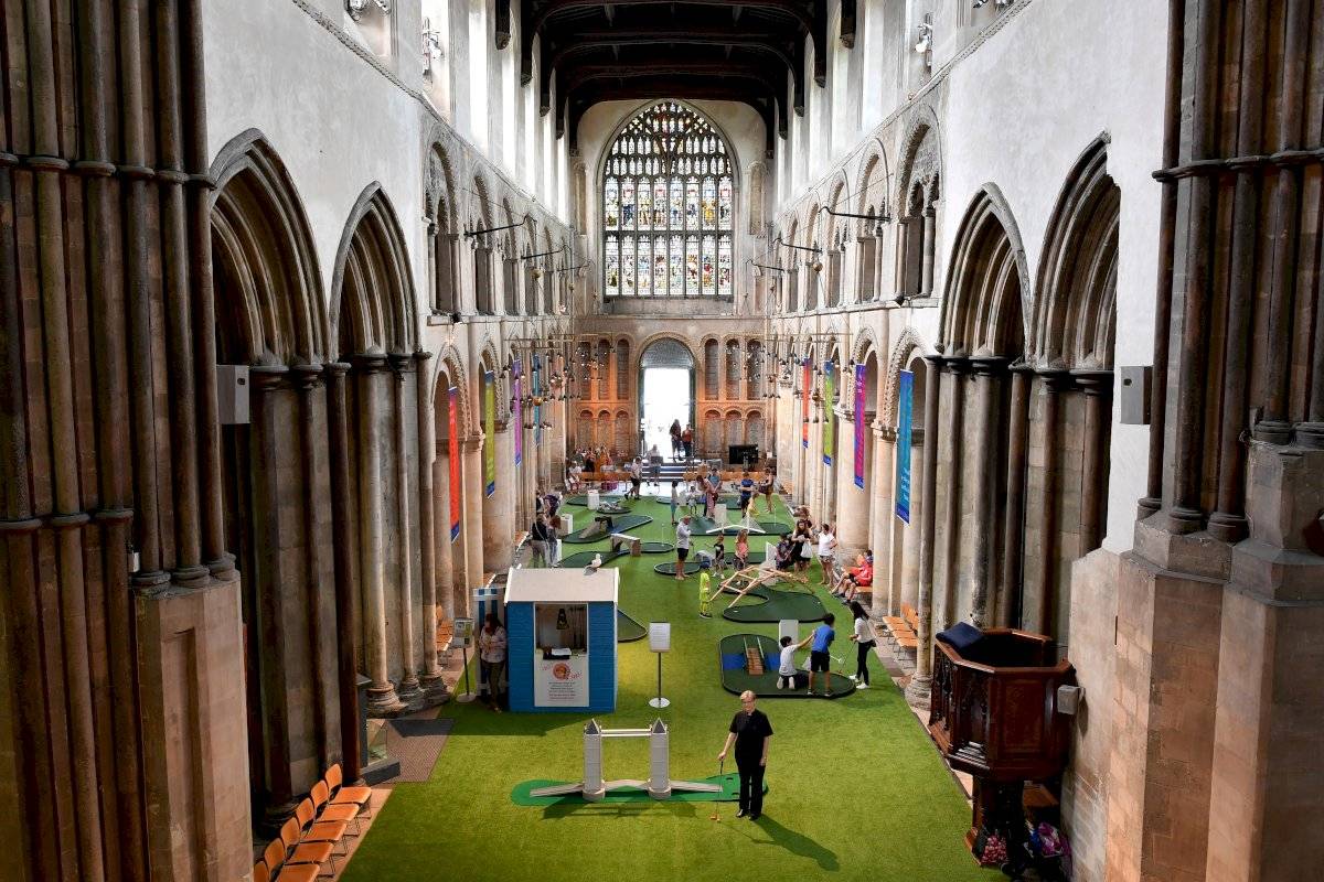 minigolf en la catedral de Rochester