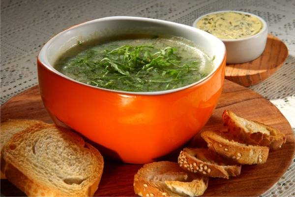 SOPA DE QUINOA E FOLHAS VERDES