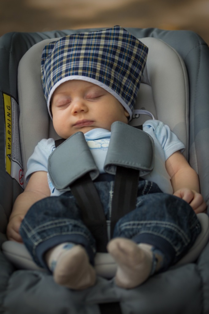 bebé padres hijos silla infantil