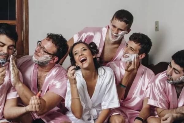 sexo entre una mujer y muchos hombres
