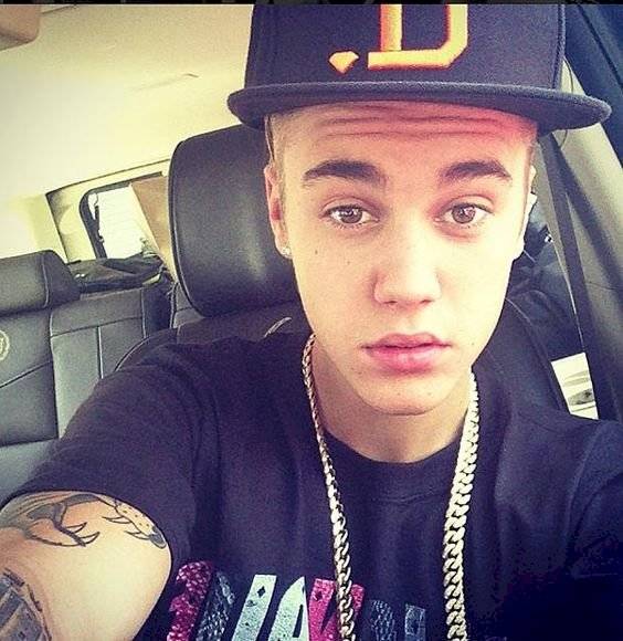 selfiejustinbieb-5514f1b1cf9b8cd83778df170515fb3e.jpg