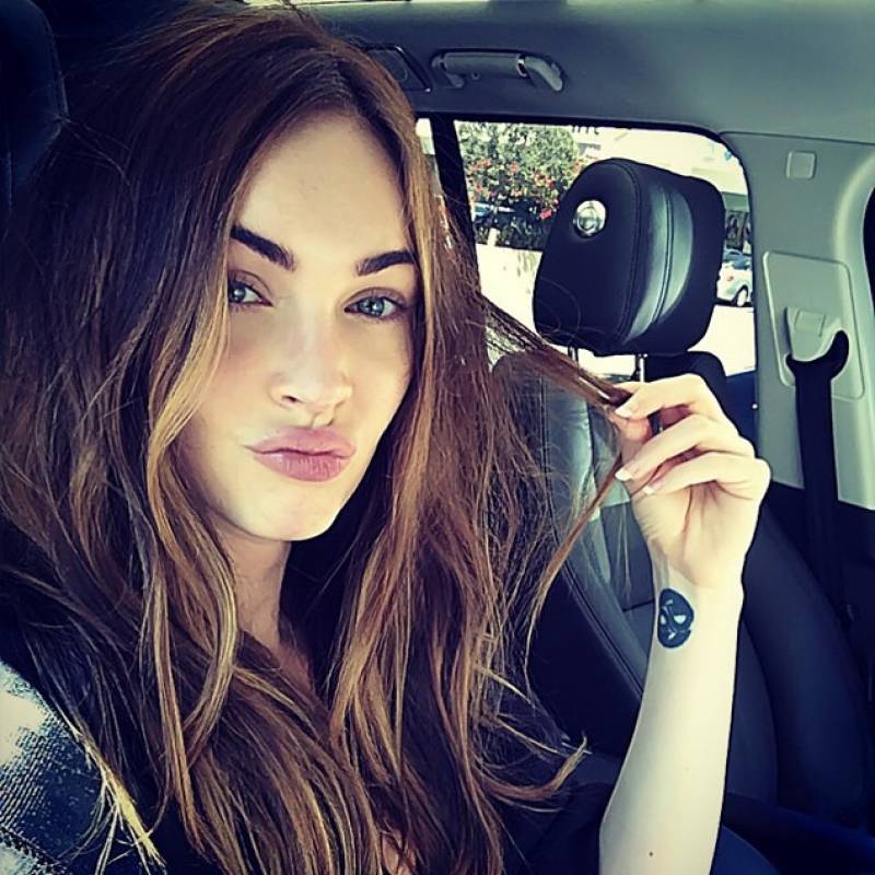 selfiemeganfox-f58914ed910a2522ceb71839867461c9.jpg