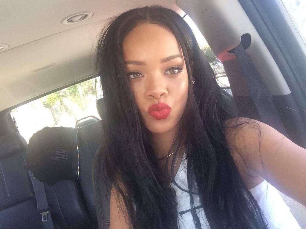 selfierihanna-b8c419d055b19691ee8ee8cc04786102.jpg