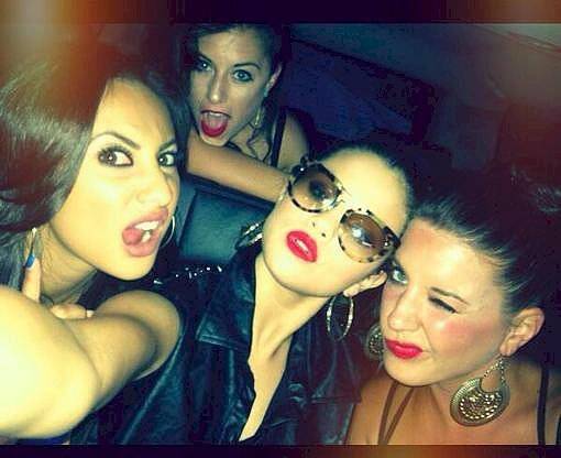 selfieselenagome-cd34832fe004418740cfcf0d7b0841bf.jpg