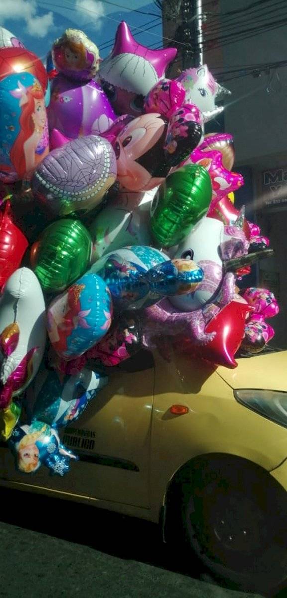 Taxista tapa el panorámico de su carro con globos