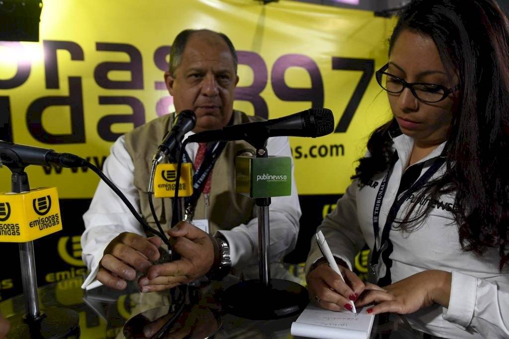 Luis Guillermo Solís - centro cómputo del TSE