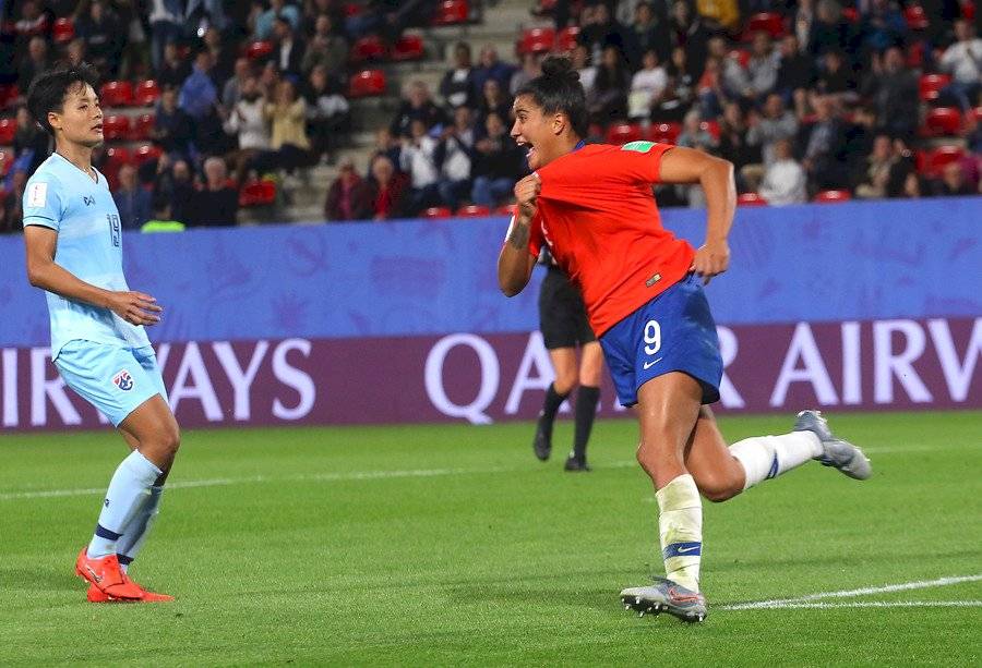 María José Urrutia, celebrando el primer gol anotado por una chilena en un Mundial adulto femenino / Foto: Agencia UNO