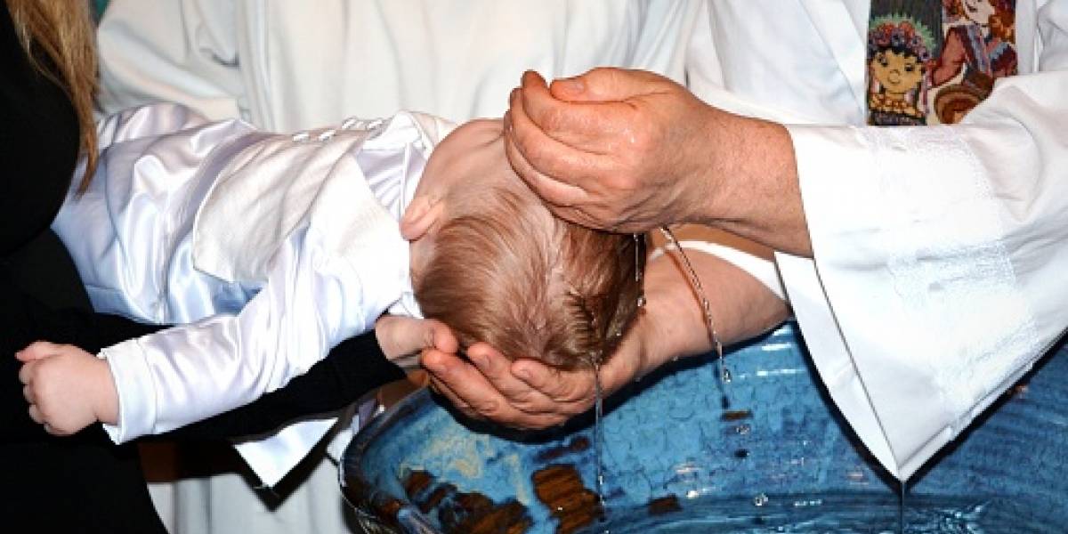 Sacerdote causa heridas a un bebé durante bautizo Sacerdote causa heridas a un bebé durante bautizo