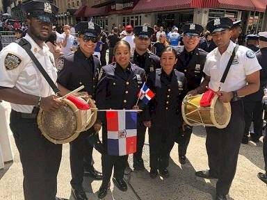 Musicos en la parada dominicana