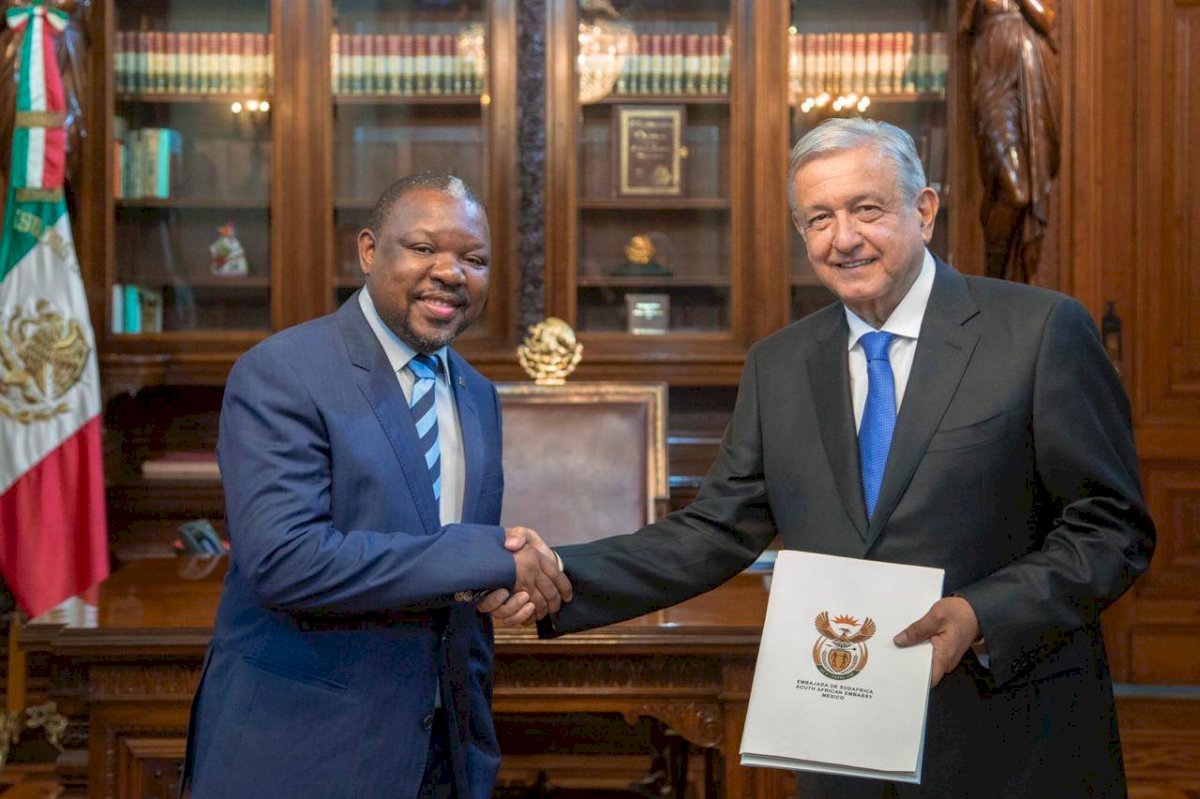 Dennis Thokozani Dlomo, República de Sudáfrica.