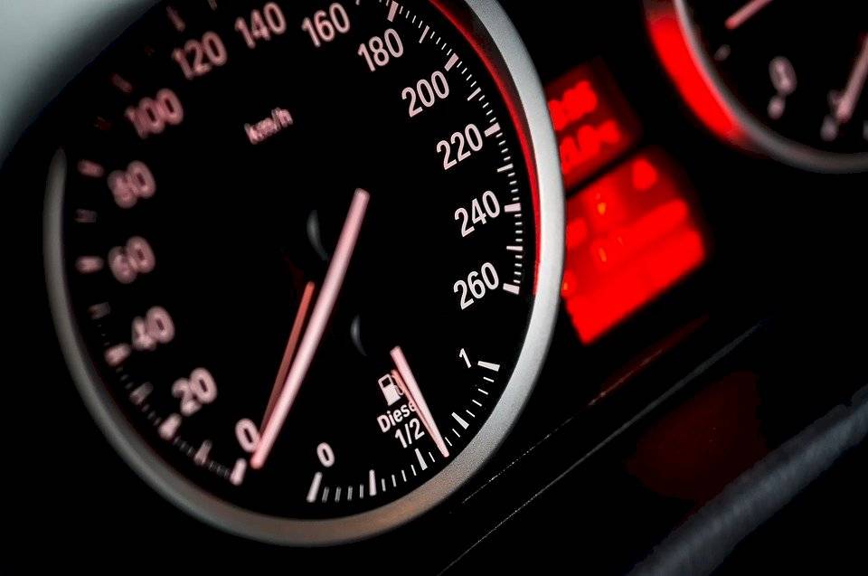 velocidadauto-c1ec7e115b9373a3568e50b2d60e586b.jpg