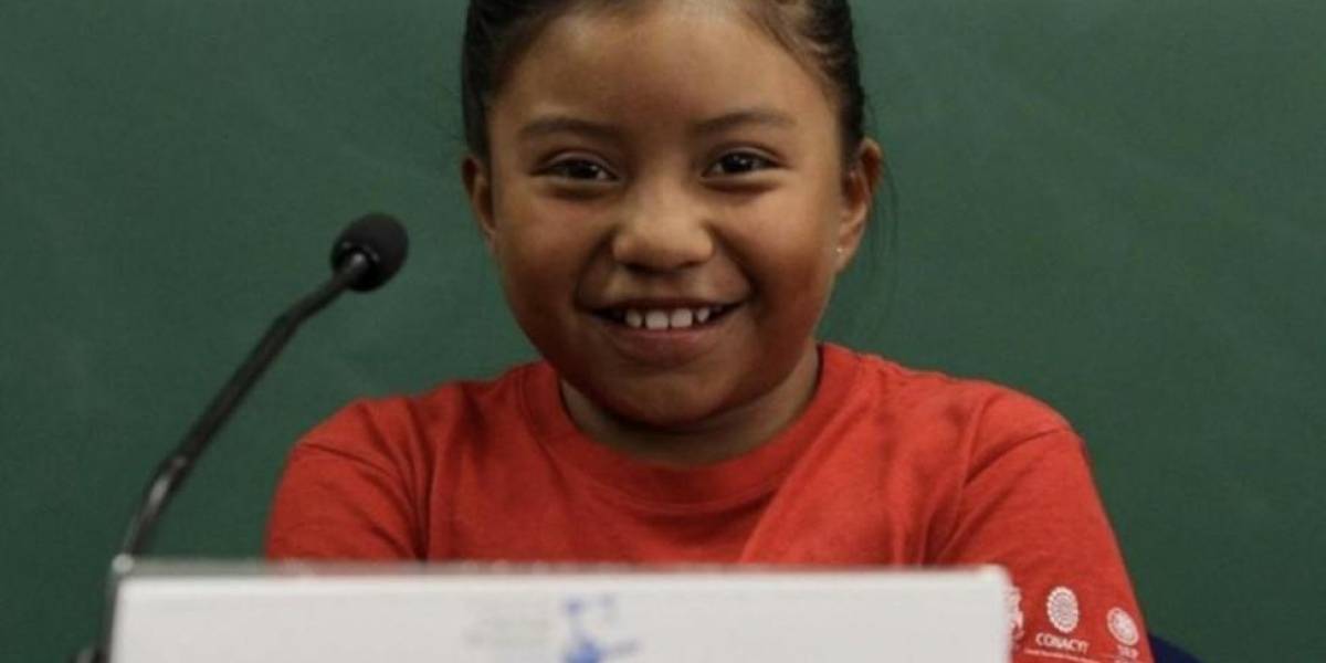 Niña mexicana recibe reconocimiento y premio de ciencia gracias a sus aportes