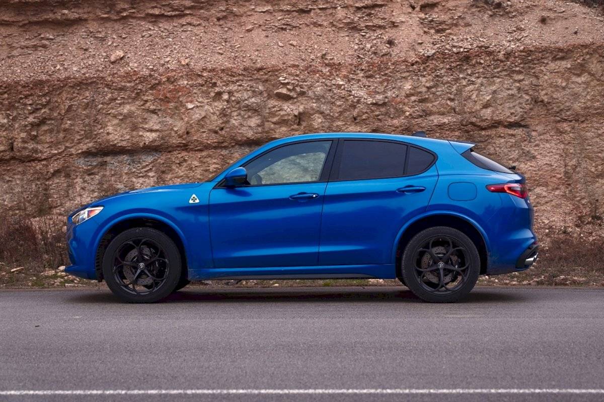 alfaromeostelvio-26c4f21657cee08c537e52e1eaf02f18.jpg