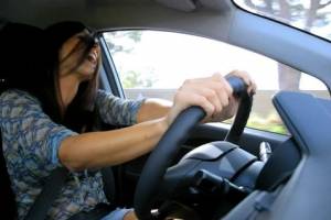Pasar tiempo a sola en el auto