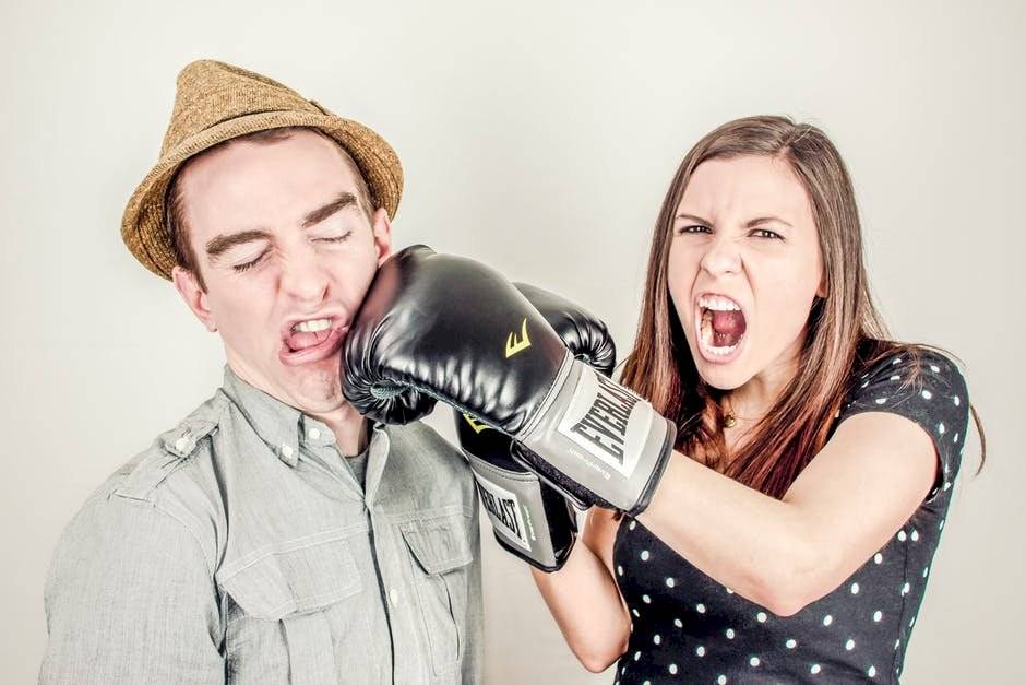 pelea auto parejas