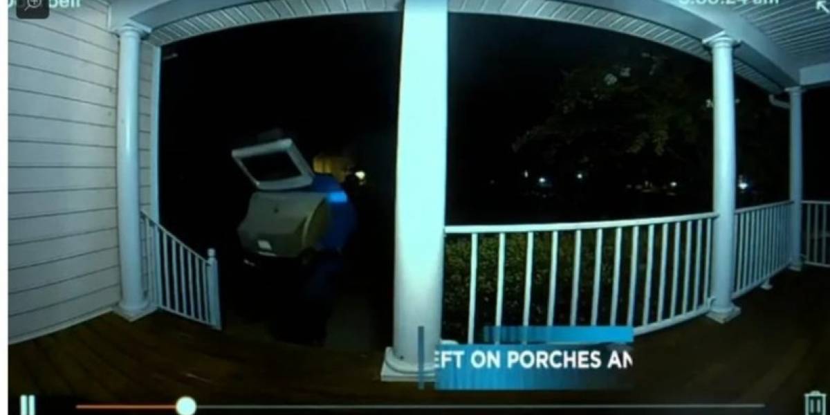 Insólito: Graban a sujeto con un televisor en la cabeza dejando otras teles antiguas en la puerta de diversas casas