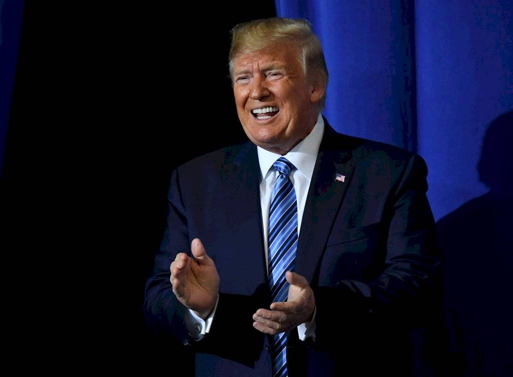 Donald Trump aplaudiendo