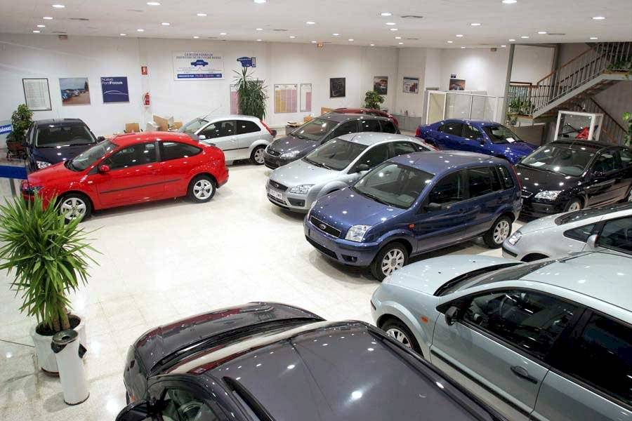 Hombre le dona su auto a joven