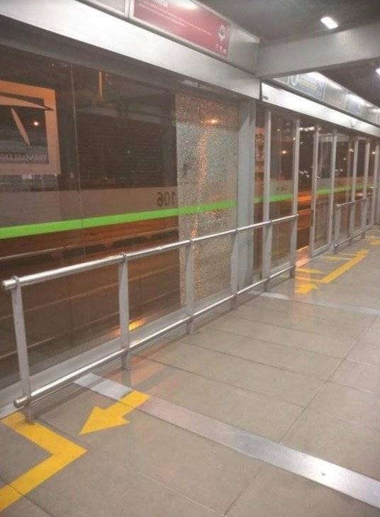 Cuatro estaciones de la troncal norte TransMilenio amanecieron con puertas y vidrios rotos