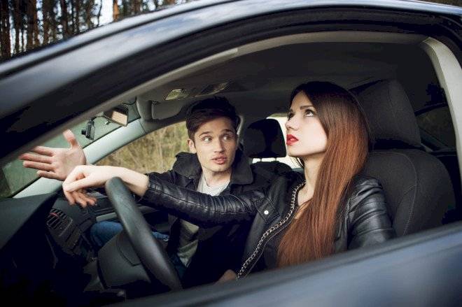copiloto-parejas-auto-peleas-energia