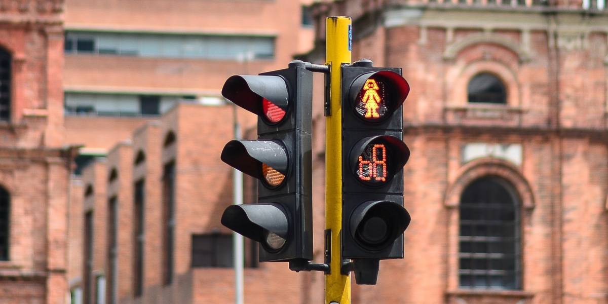 Un poco tarde: En Bogotá celebraron la instalación del primer semáforo con temporizador de la ciudad