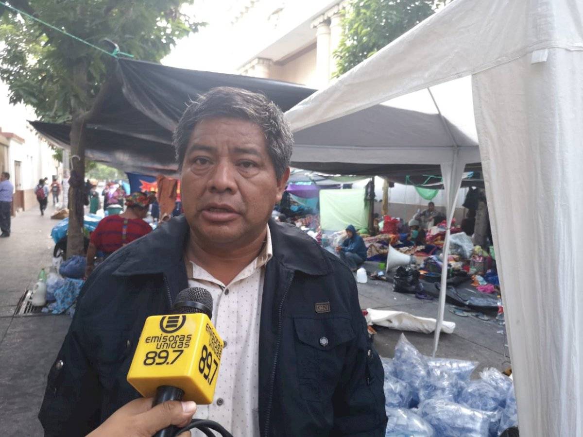 pobladores de Cajolá cumplen ocho días frente a Casa Presidencial