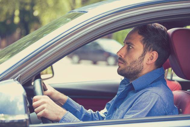 Adicto al auto scared man driver in car. Inexperienced anxious motorist