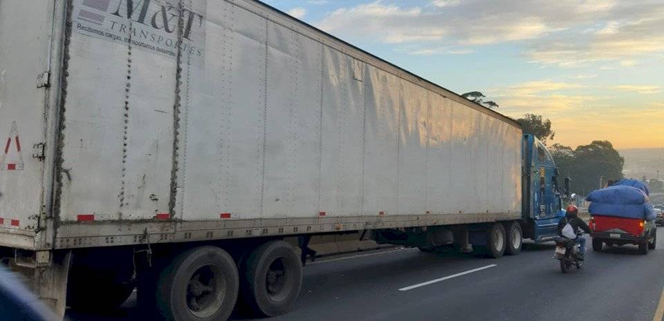 tráiler con posibles ilícitos en Km. 18.5 ruta al Pacífico