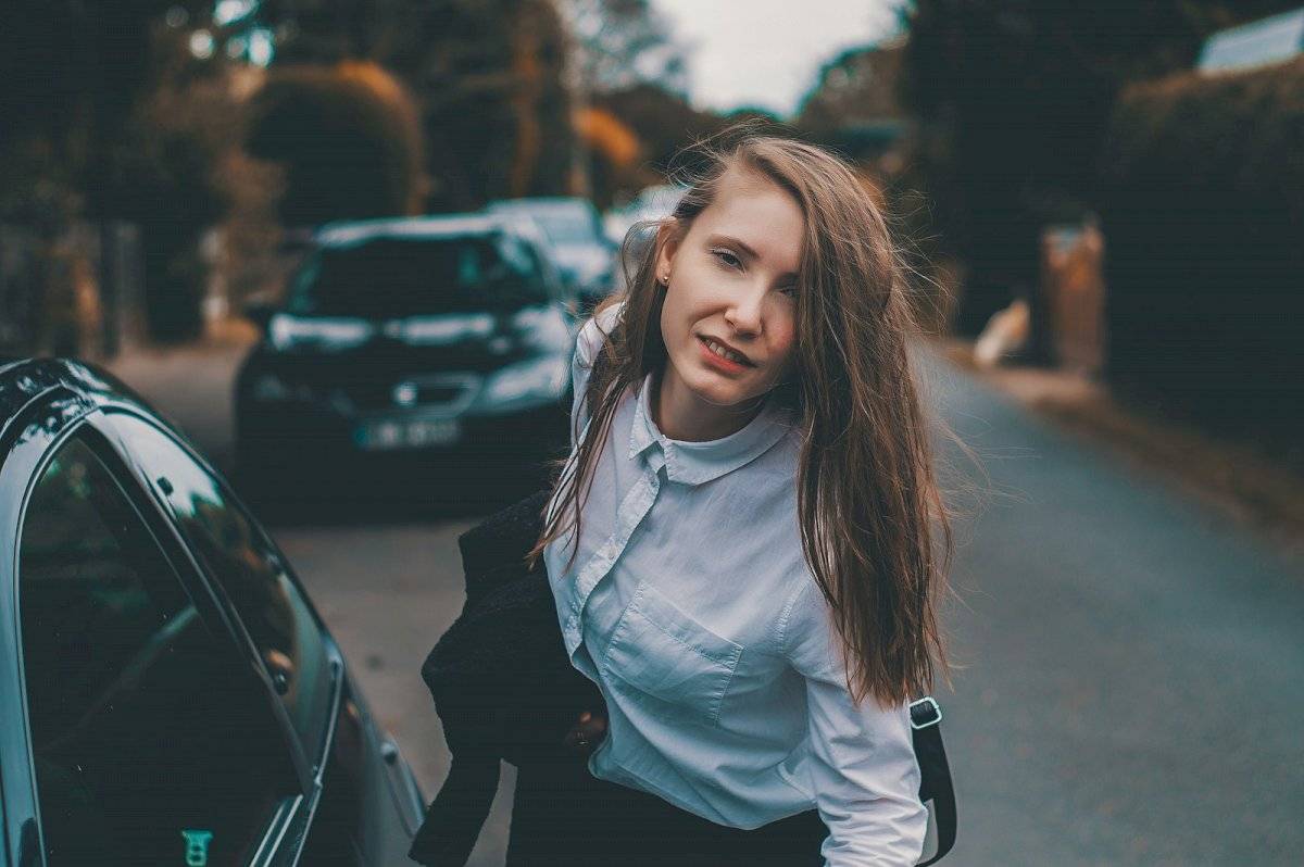 womanleaningbyth-d65231449e20195f9933e6828b4b6850.jpg