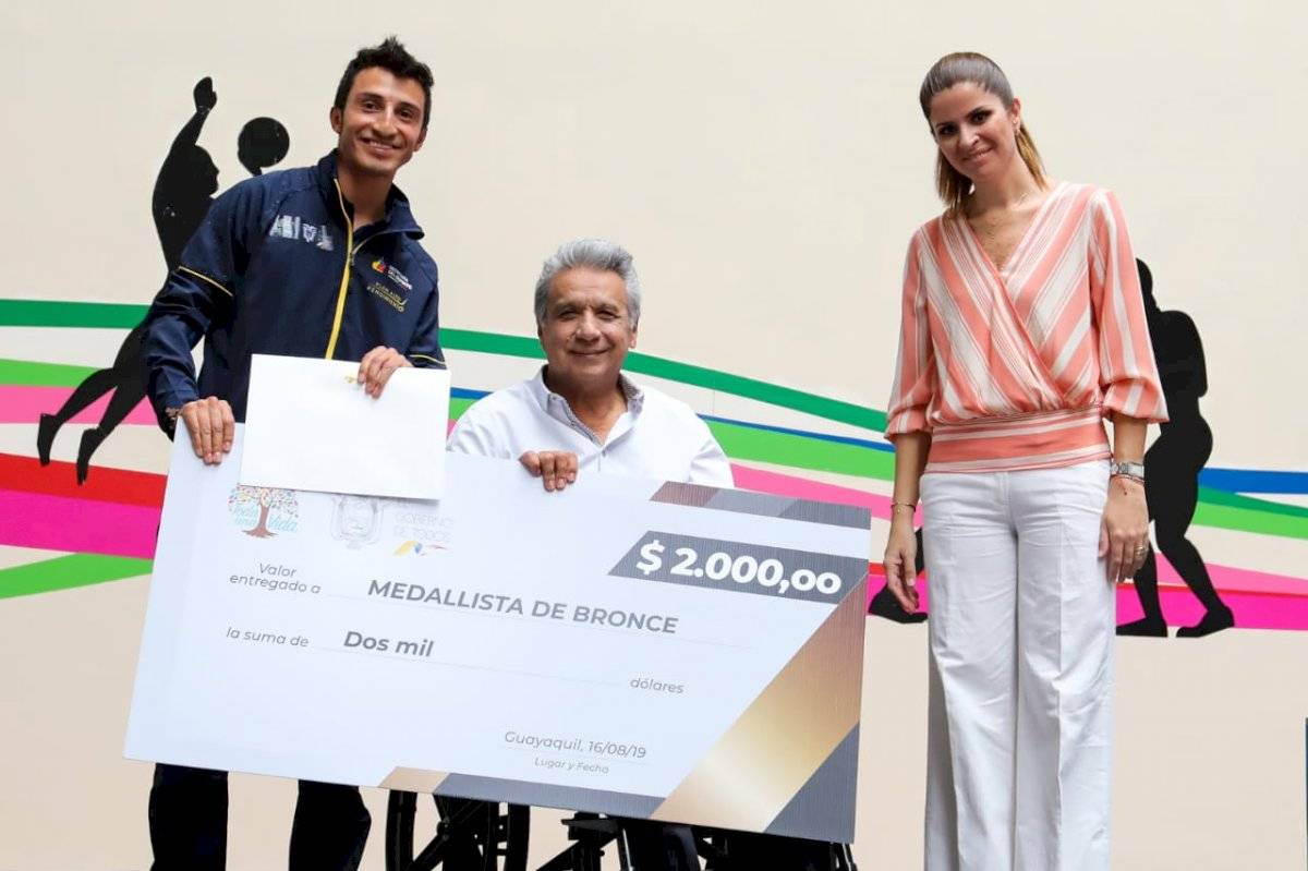 Gobierno Nacional entrega incentivos económicos a medallistas