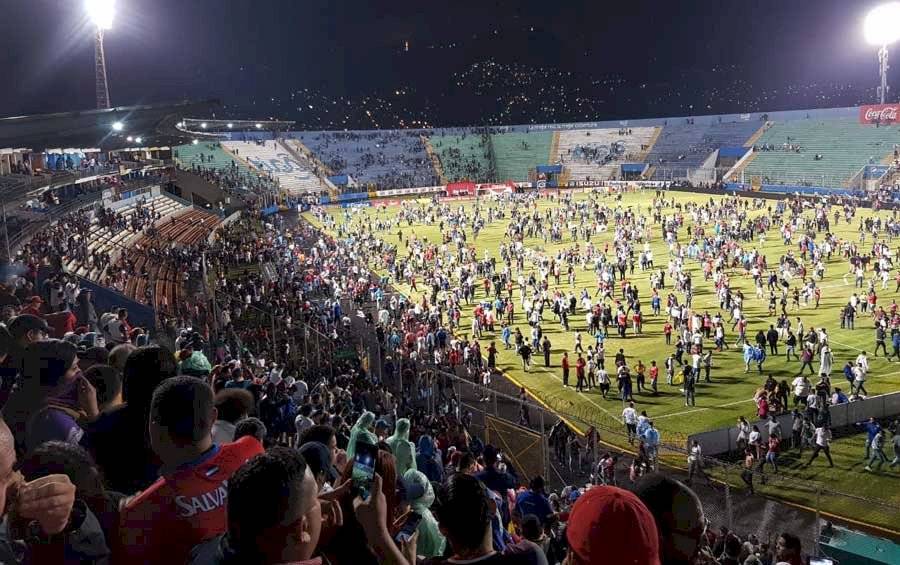 Estadio Nacional de Tegucigalpa en medio del caos