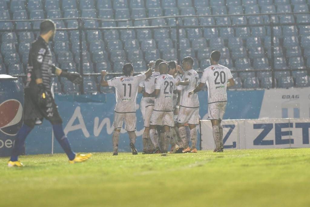 Comunicaciones golea a Malacateco