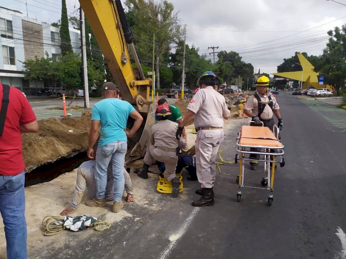 Derrumbe en obra del Siapa en Guadalajara causa lesiones a dos trabajadores