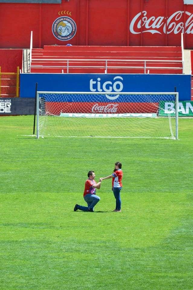 Le pide que se case con él en el Mario Camposeco