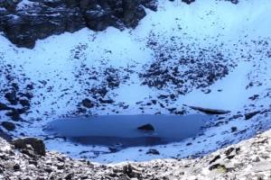Así es el misterioso lago helado que escupe restos humanos a la superficie una vez al año