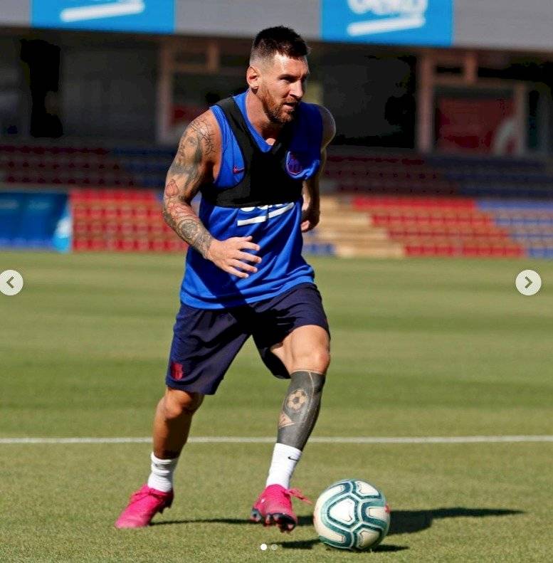 Messi se reincorpora a las prácticas con nuevo look