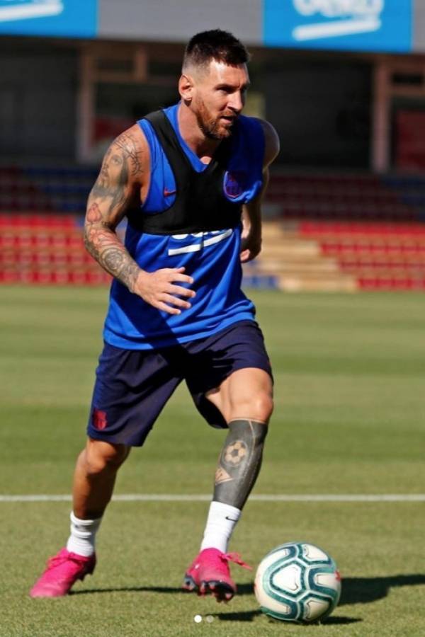 Messi se reincorpora a las prácticas con nuevo look