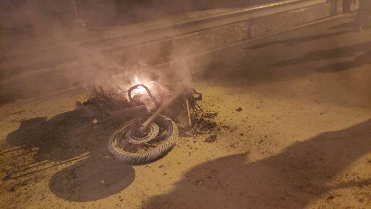 Pedazo de resorte de camión provoca choque de moto